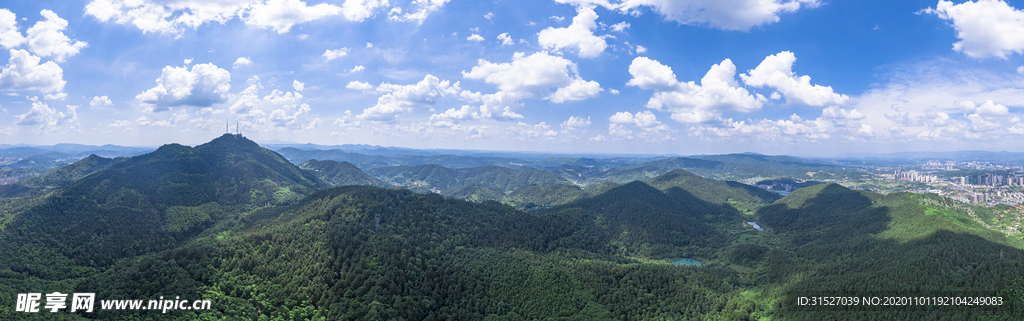 蓝天白云高山