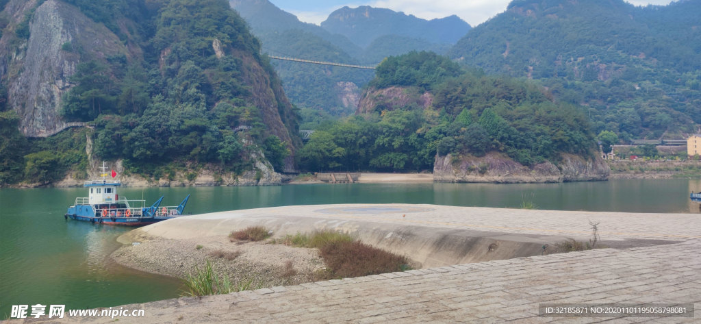 实拍青田石门洞景区彼岸小江