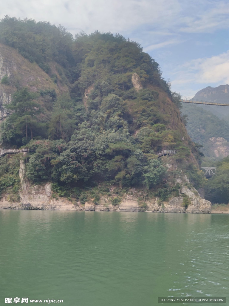 实拍青田石门洞景区江水