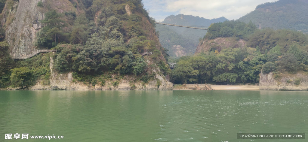 实拍青田石门洞景区小江