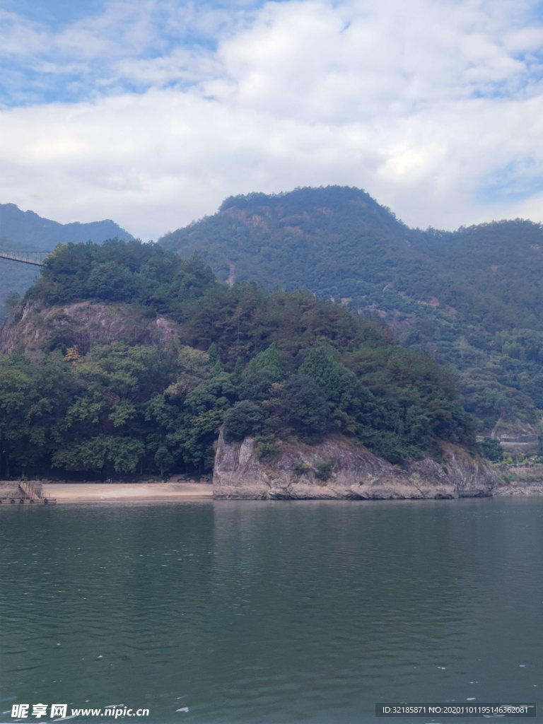 实拍青田石门洞景区蓝花草