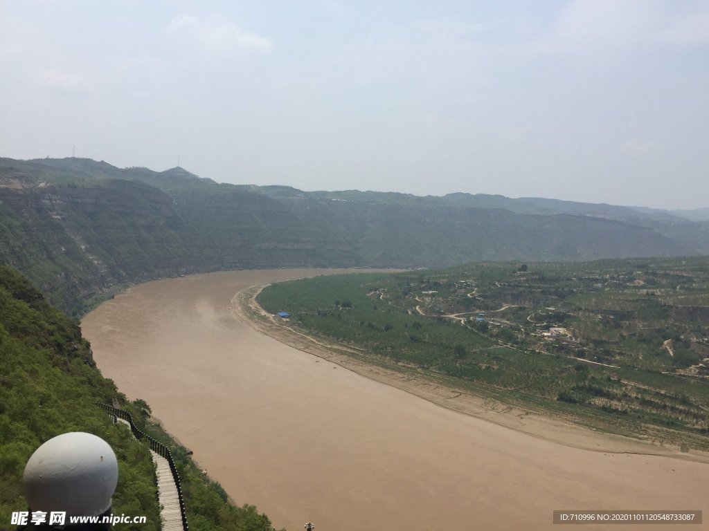 乾坤湾黄河畔的悬崖峭壁黄河栈道