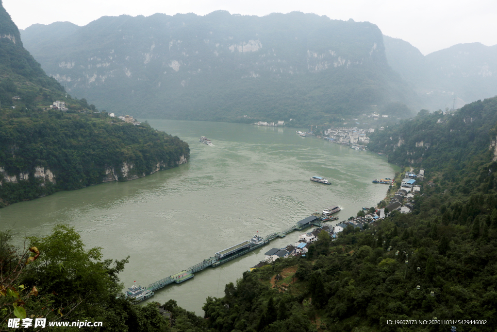 三峡第一湾 明月湾