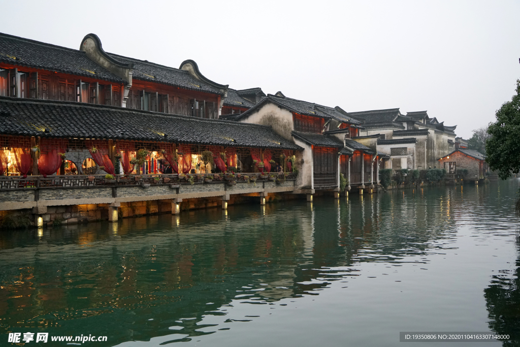 江南水乡乌镇西栅河道边的老建筑