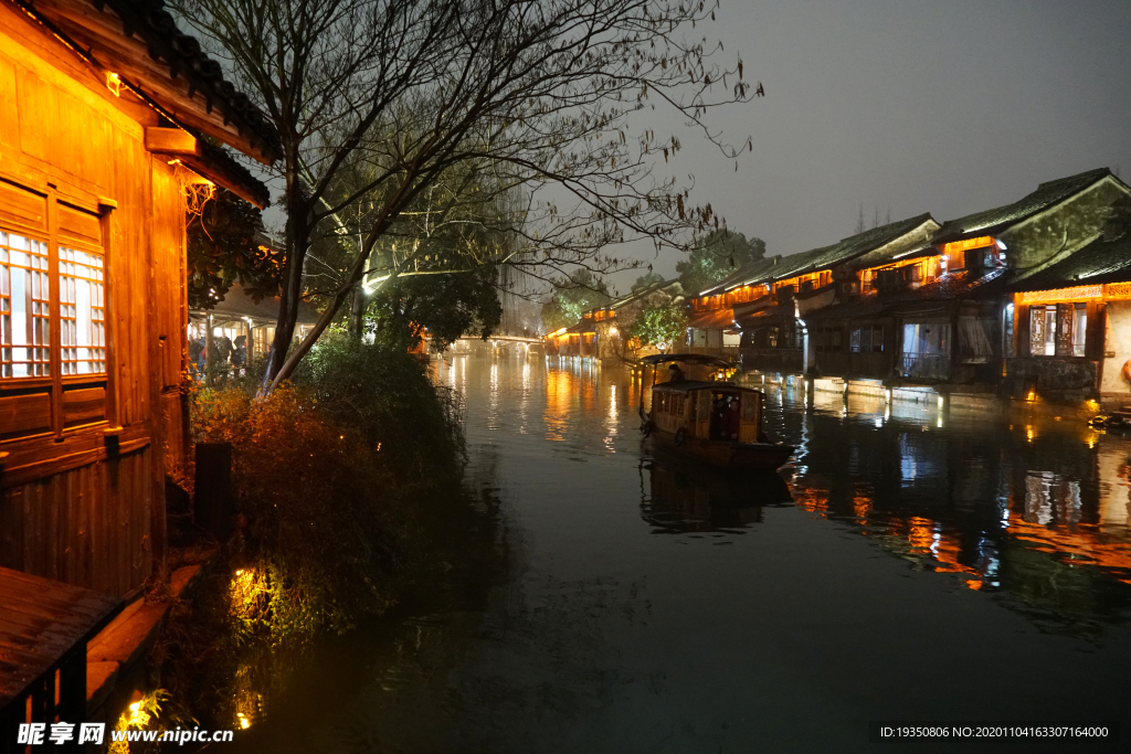 江南水乡乌镇西栅的夜景灯光