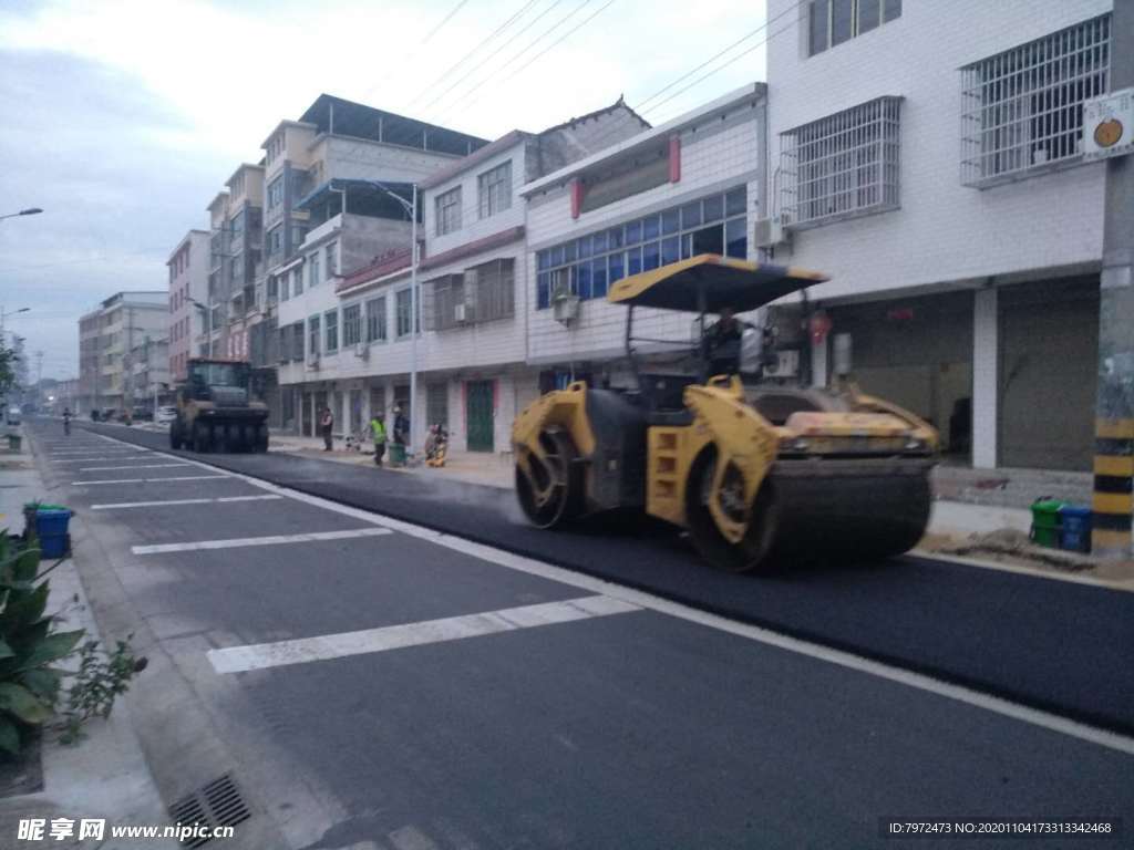 铺沥青路