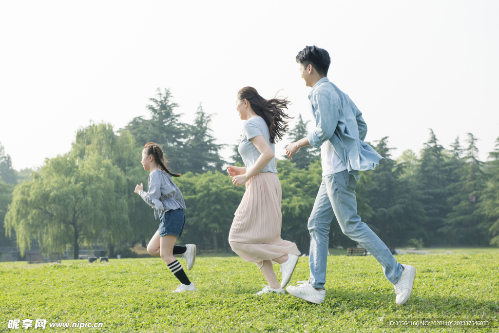 户外奔跑人物背景海报素材
