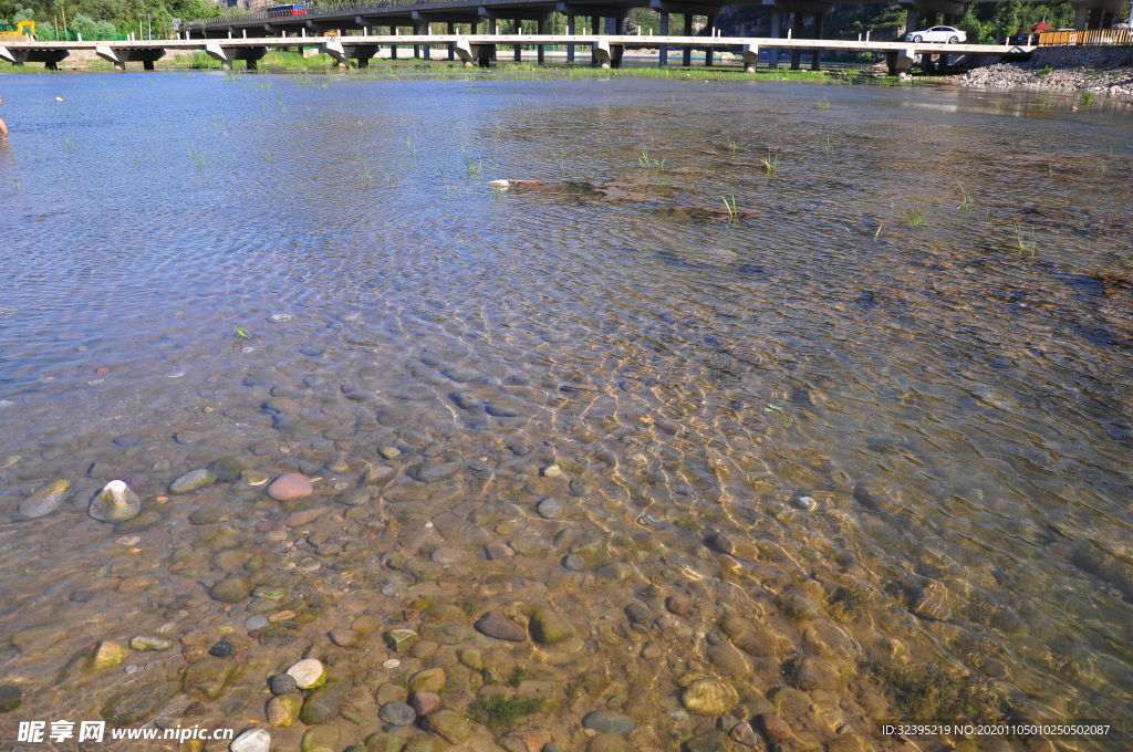 河水水面鹅卵石