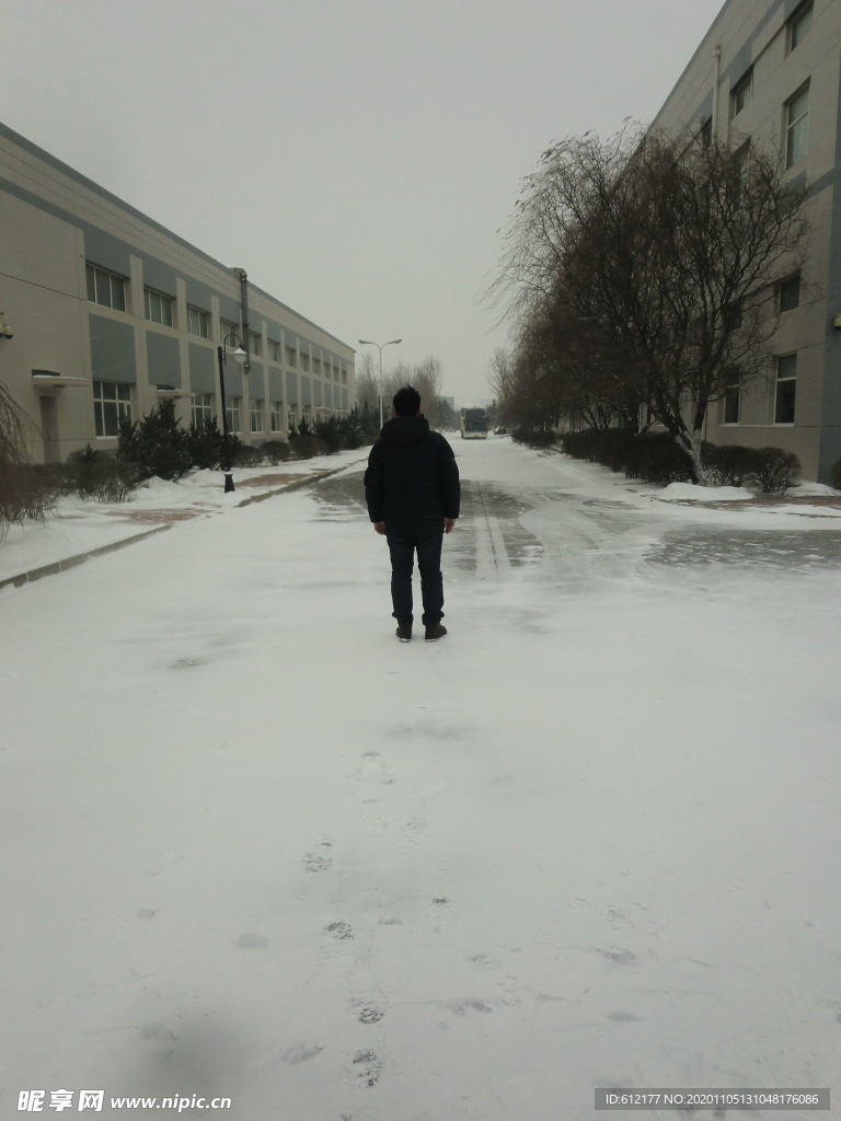 雪中孤独的背影