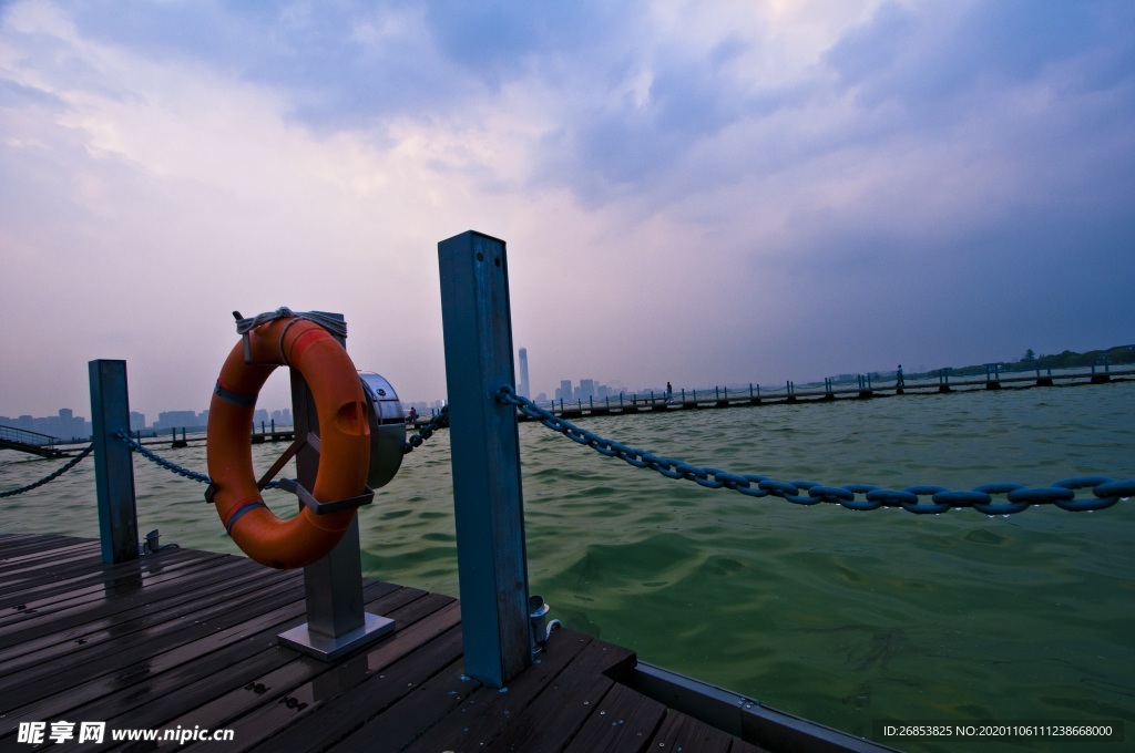 海边红色救生圈