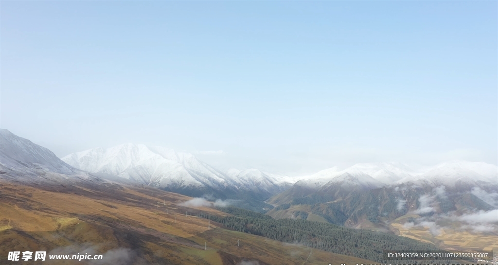 雪山云雾缭绕