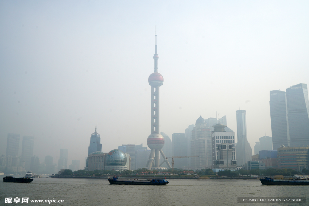 雾霾下的上海东方明珠景观