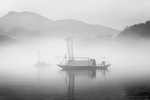 湖面云雾黑白简约背景海报素材