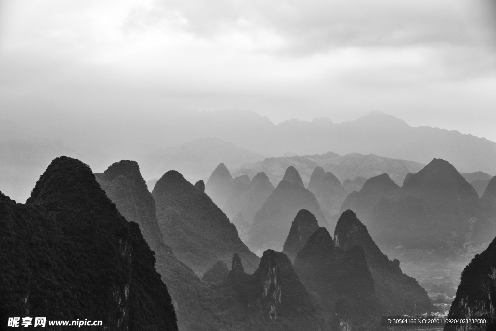 山峰云雾黑白简约背景海报素材