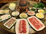 涮火锅新鲜羊肉卷