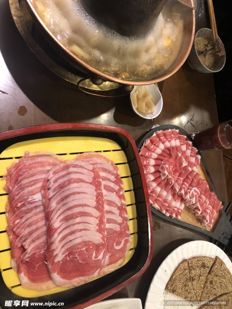 涮火锅新鲜羊肉卷