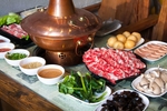 涮火锅新鲜羊肉卷