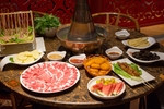 涮火锅新鲜羊肉卷