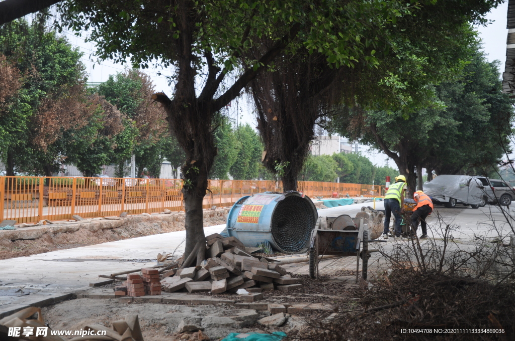 市政道路改造工地护栏现场挖机