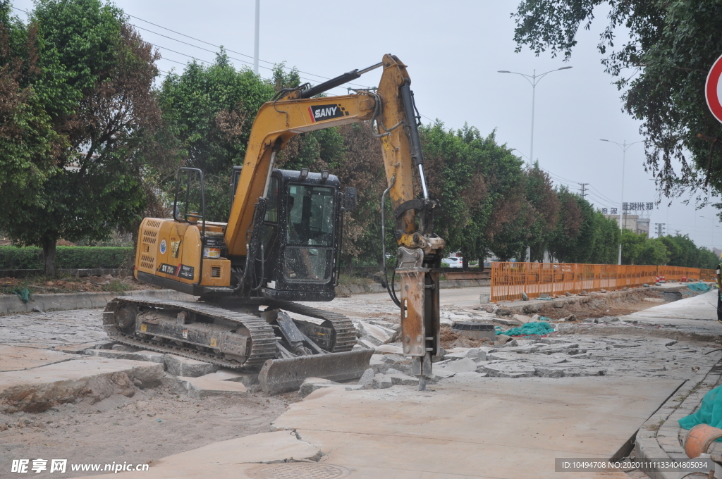 市政道路改造工地护栏现场挖机