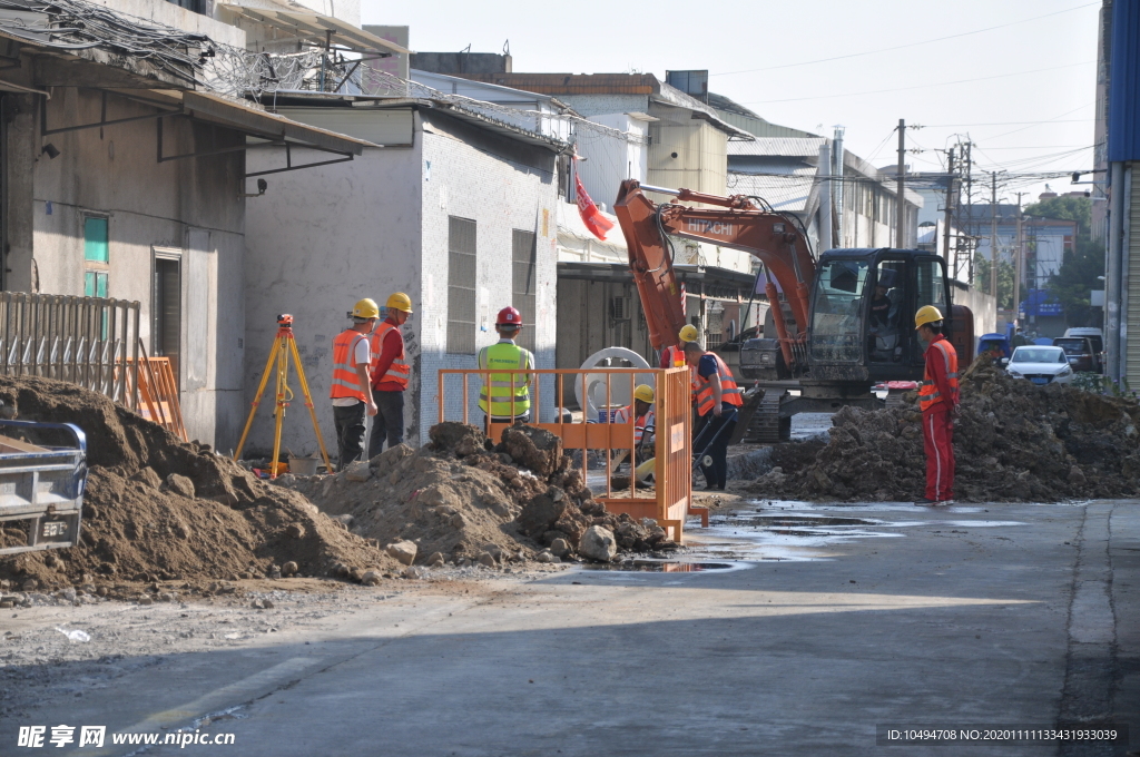 市政道路改造工地护栏现场挖机