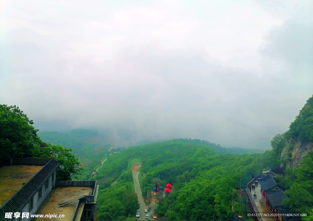 登山远望一览众山小