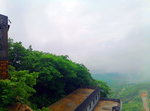 山顶远眺天空