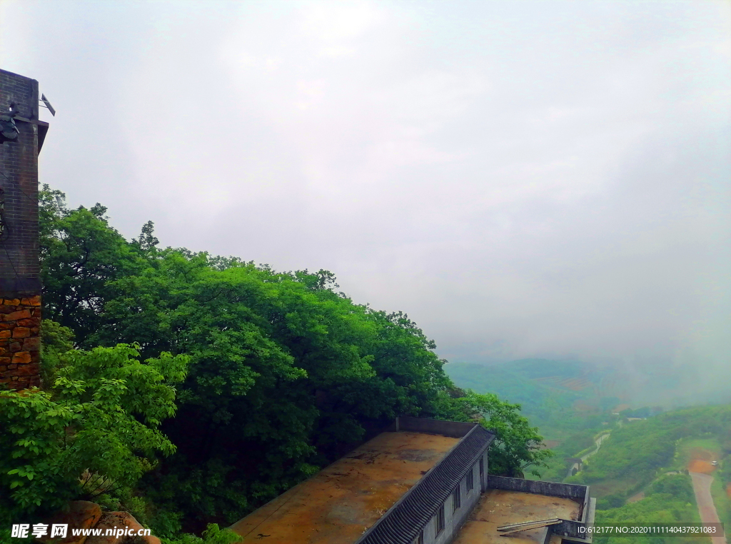 山顶远眺天空