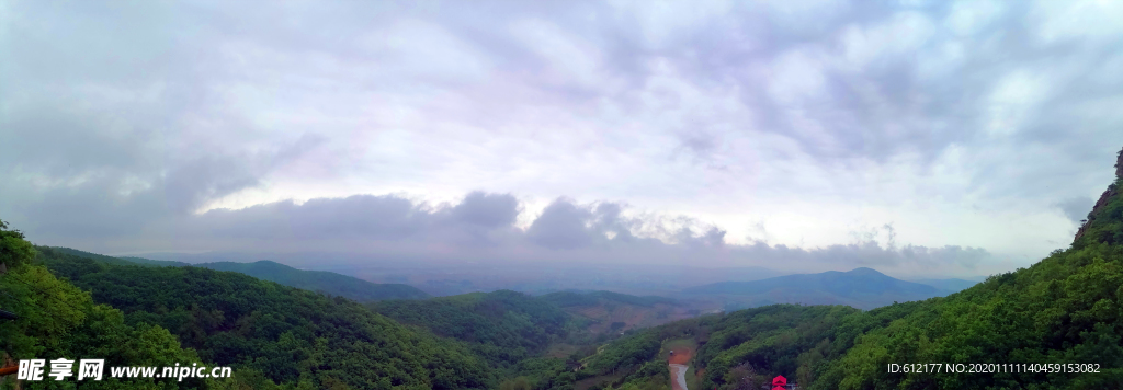 山顶远眺天空