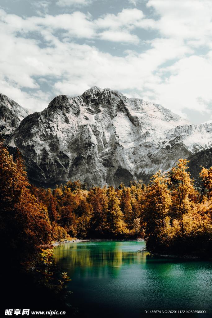 湖泊山景