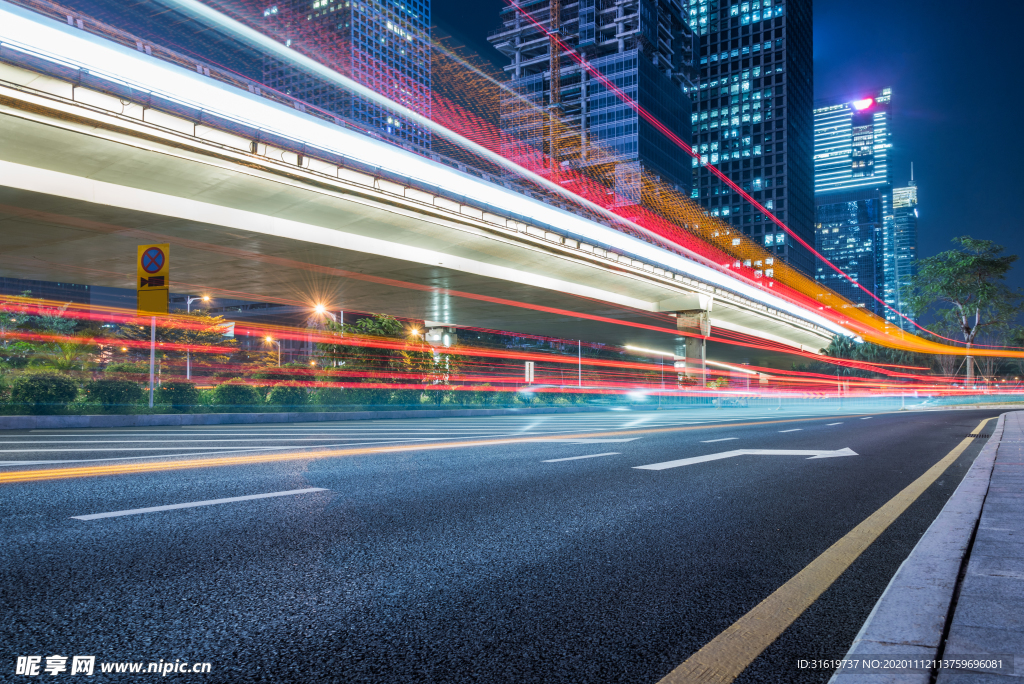 城市道路夜景图片