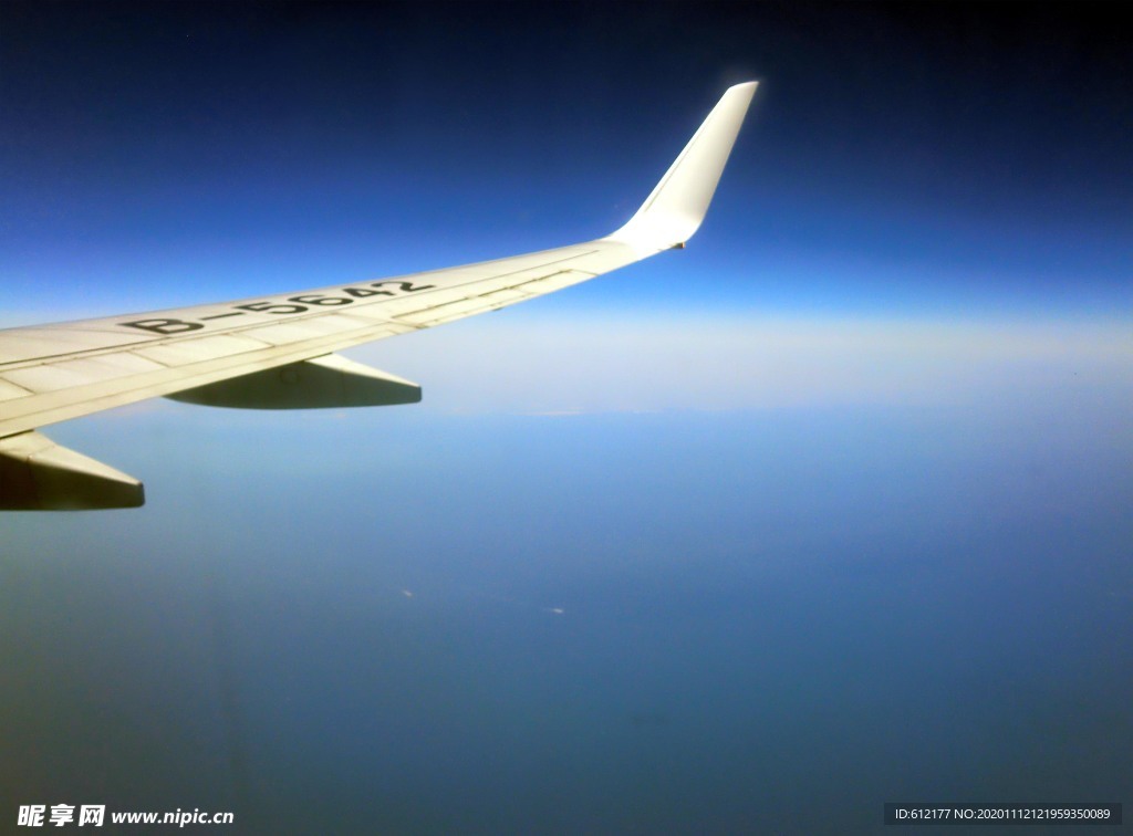 飞机窗外高空天空