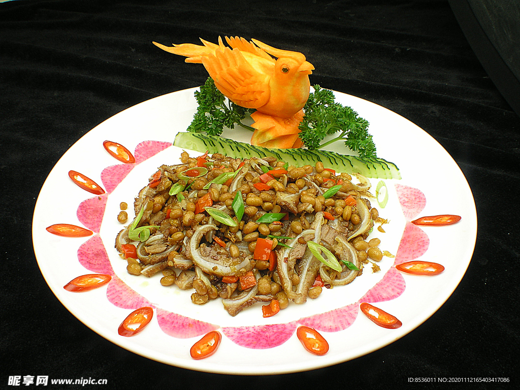 家常菜腊八豆炒脆骨