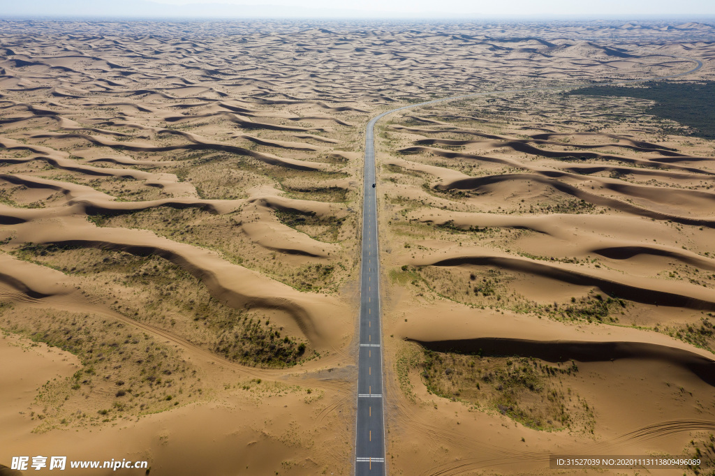 沙漠里的公路