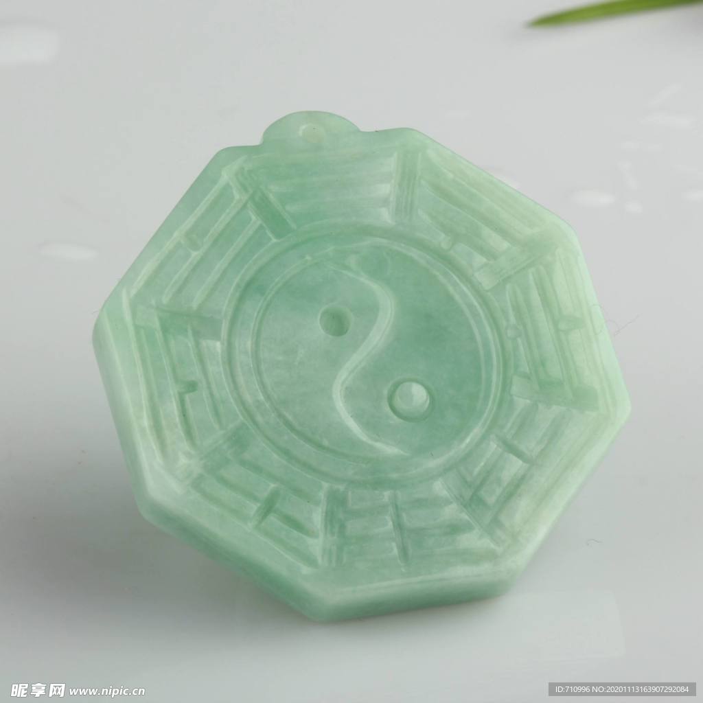 八卦玉石吊坠