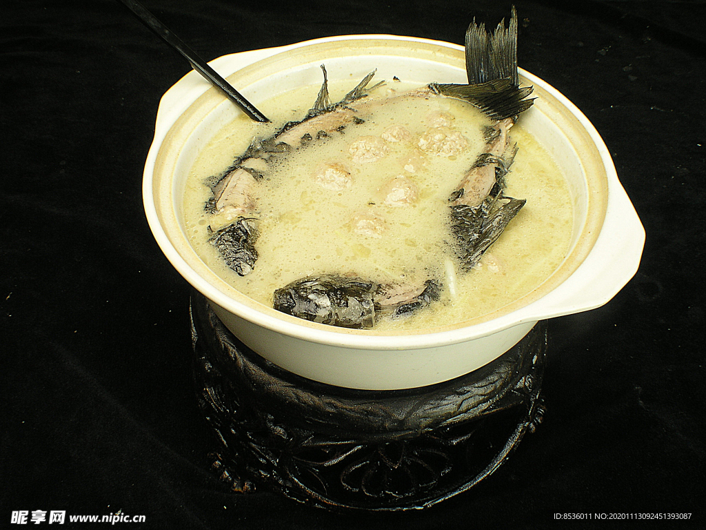 家常菜鲫鱼炖肉丸子