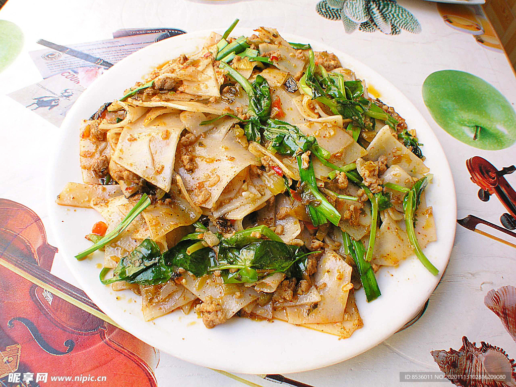 家常菜傣味家常酸菜肉末炒饵块