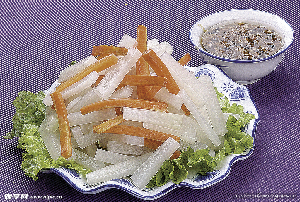 家常菜水焯萝卜沾酱