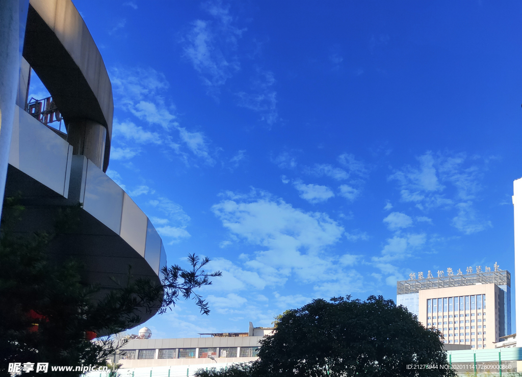 医科大学蓝天白云
