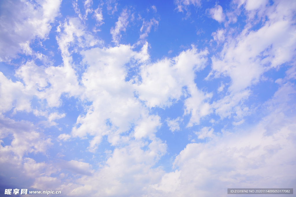 高空白云