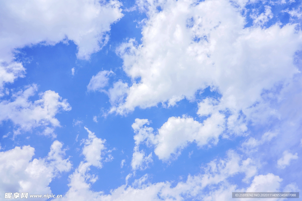 高空白云