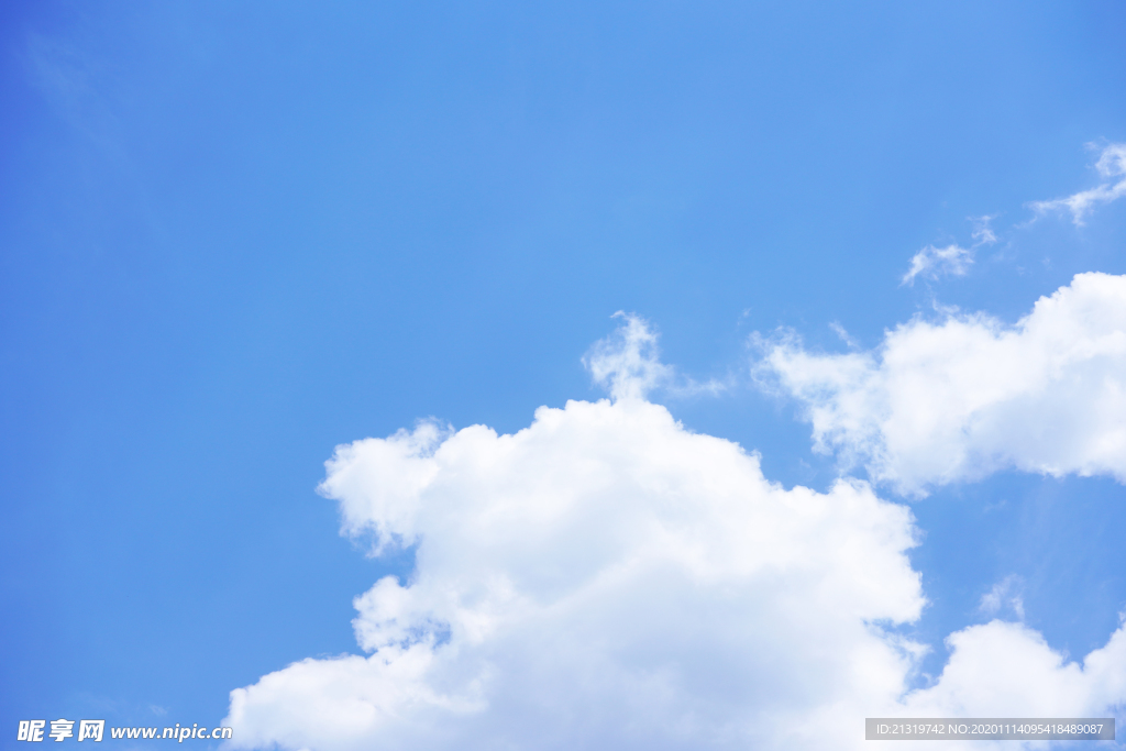 高空白云