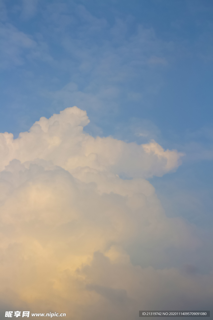 高空白云