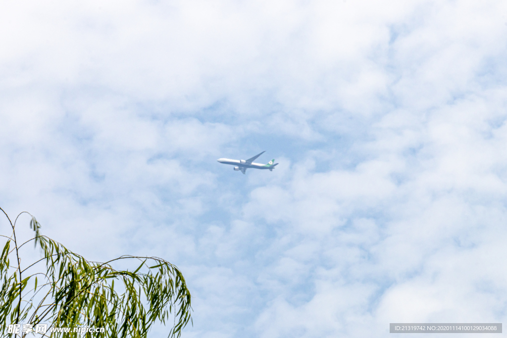 高空飞机白云