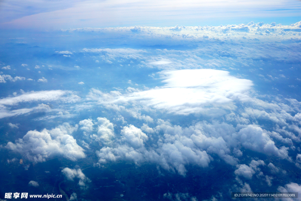 蓝天白云高空