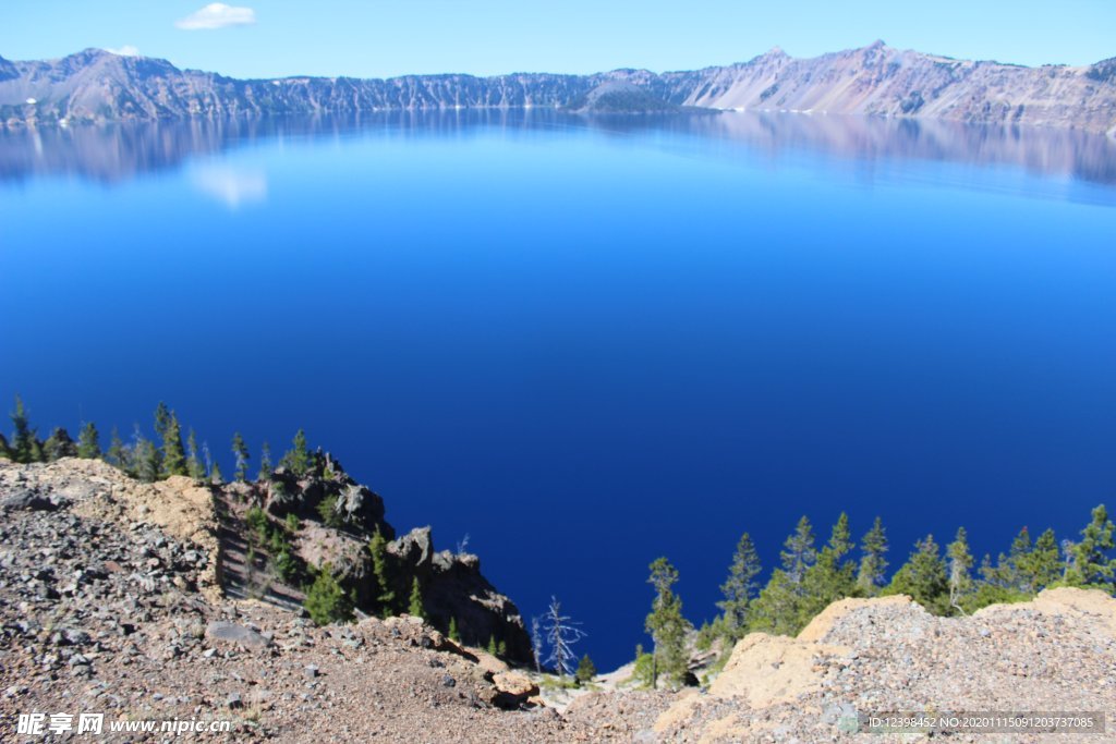 火山口湖泊美景