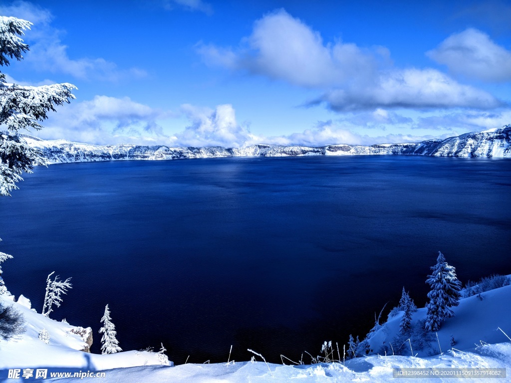 火山口湖泊美景