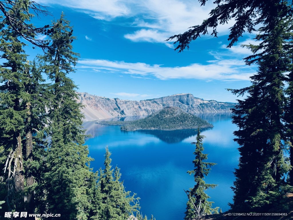 火山口湖泊美景