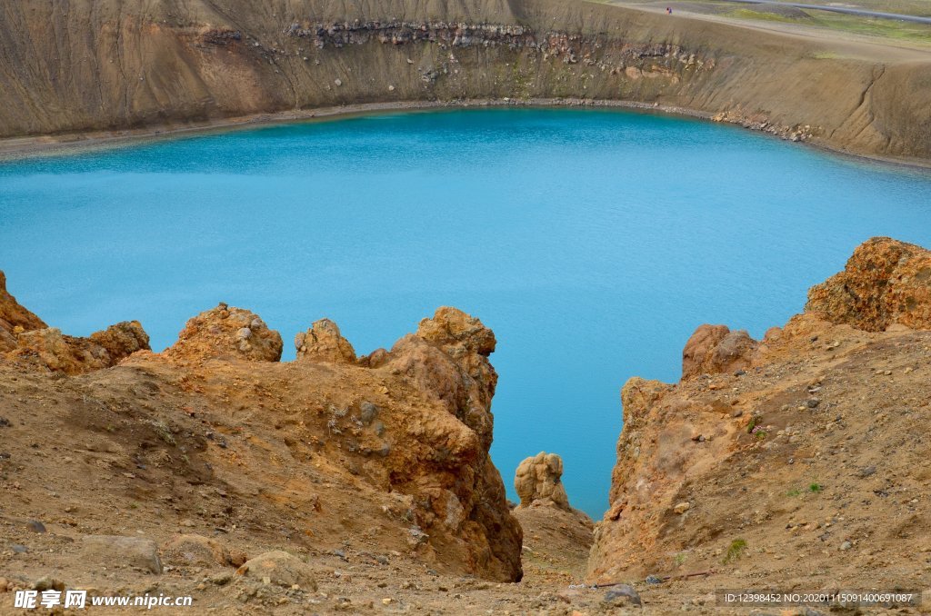 火山口湖泊美景