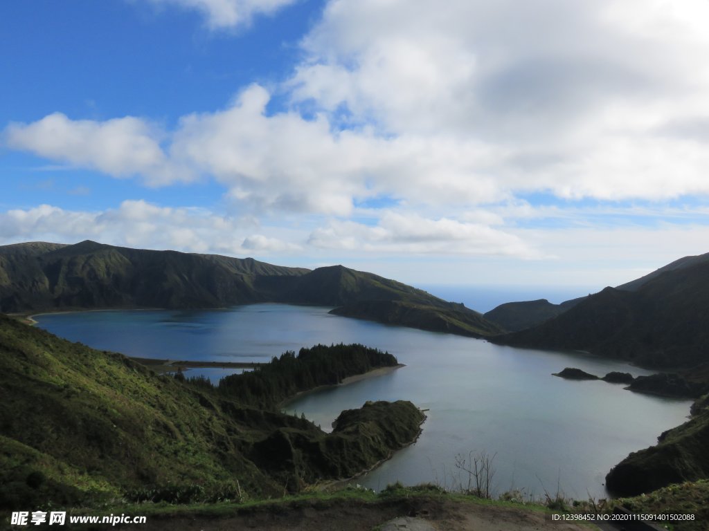 火山口湖泊美景